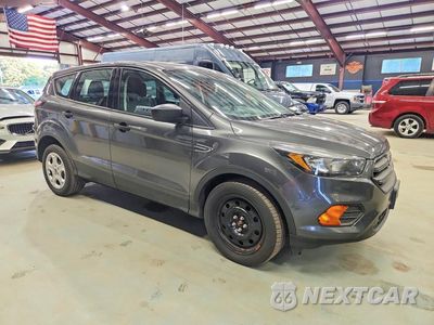 Czwarte zdjęcie samochodu z boku: 2018 FORD ESCAPE S VIN:1FMCU0F7XJUA18842 - miniatura
