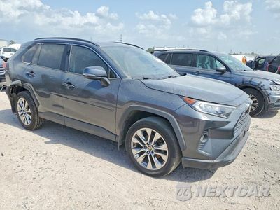 Czwarte zdjęcie samochodu z boku: 2021 TOYOTA RAV4 XLE PREMIUM VIN:2T3C1RFV9MC120884 - miniatura