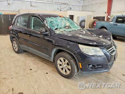 Czwarte zdjęcie samochodu z boku: 2010 VOLKSWAGEN TIGUAN S VIN:WVGAV7AX4AW526121 - miniatura