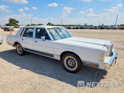 Czwarte zdjęcie samochodu z boku: 1988 LINCOLN TOWN CAR VIN:1LNBM81F9JY658834 - miniatura