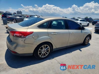Trzecie zdjęcie samochodu z tyłu: 2016 FORD FOCUS SE VIN:1FADP3F29GL316213 - miniatura