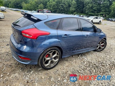 Trzecie zdjęcie samochodu z tyłu: 2018 FORD FOCUS ST VIN:1FADP3L96JL208155 - miniatura