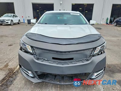 Piąte zdjęcie samochodu w środku: 2017 CHEVROLET IMPALA LT VIN:2G1105SAXH9145628 - miniatura