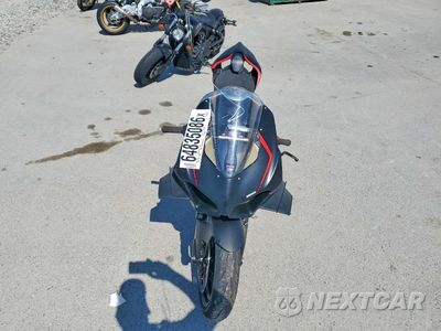 Piąte zdjęcie samochodu w środku: 2021 DUCATI PANIGALE V4 VIN:ZDMDAGNW0MB001314 - miniatura