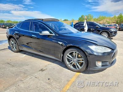Czwarte zdjęcie samochodu z boku: 2015 TESLA MODEL S VIN:5YJSA1E2XFF101904 - miniatura