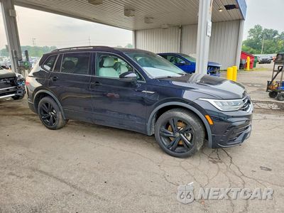 Czwarte zdjęcie samochodu z boku: 2024 VOLKSWAGEN TIGUAN SE R-LINE BLACK VIN:3VV8B7AX6RM081728 - miniatura