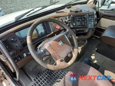 Zdjęcie 8 z 12 samochodu: 2017 VOLVO VNL SEMI TRUCK VIN:4V4N39TG9HN988182 - miniatura