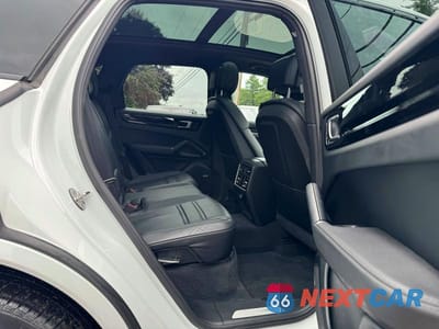 Zdjęcie 8 z 10 samochodu: 2019 PORSCHE CAYENNE VIN:WP1AA2AY3KDA07262 - miniatura