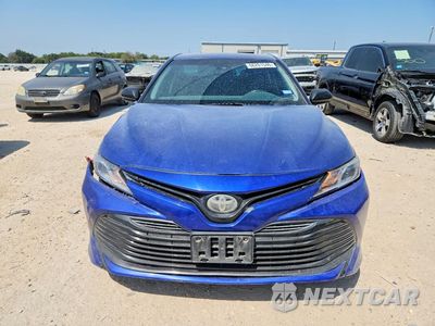 Piąte zdjęcie samochodu w środku: 2018 TOYOTA CAMRY LE VIN:4T1B11HK6JU598991 - miniatura