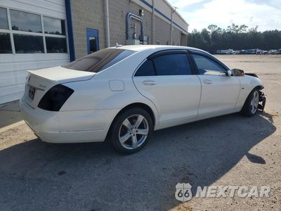 Trzecie zdjęcie samochodu z tyłu: 2010 MERCEDES-BENZ S 550 4MATIC VIN:WDDNG8GB1AA358569 - miniatura