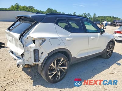 Trzecie zdjęcie samochodu z tyłu: 2022 VOLVO XC40 T5 R-DESIGN VIN:YV4162UM2N2644717 - miniatura