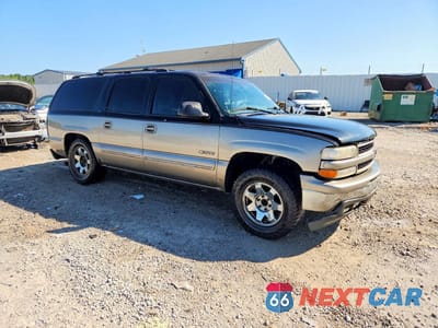 Czwarte zdjęcie samochodu z boku: 2001 CHEVROLET SUBURBAN C1500 VIN:3GNEC16T01G107025 - miniatura