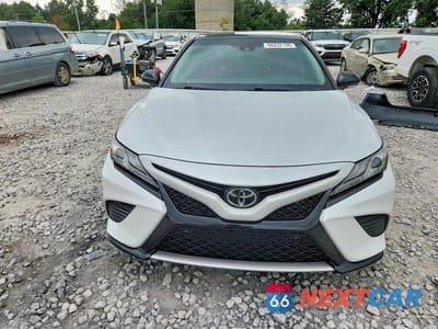 Piąte zdjęcie samochodu w środku: 2018 TOYOTA CAMRY XSE VIN:4T1B61HK3JU132663 - miniatura