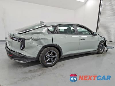 Trzecie zdjęcie samochodu z tyłu: 2026 KIA K4 LXS VIN:3KPFT4DE3TE257373 - miniatura
