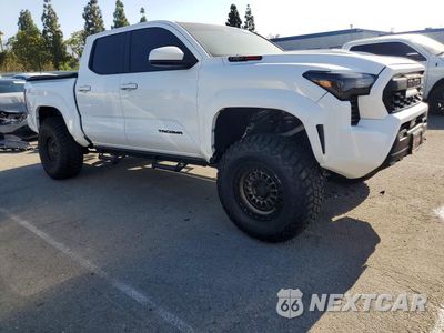 Czwarte zdjęcie samochodu z boku: 2025 TOYOTA TACOMA TRD SPORT VIN:3TMLB5JNXSM108608 - miniatura