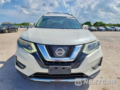 Piąte zdjęcie samochodu w środku: 2017 NISSAN ROGUE SV VIN:5N1AT2MT3HC832952 - miniatura