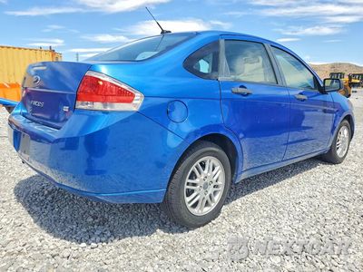 Trzecie zdjęcie samochodu z tyłu: 2010 FORD FOCUS SE VIN:1FAHP3FN8AW280404 - miniatura