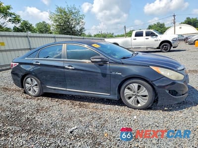 Czwarte zdjęcie samochodu z boku: 2013 HYUNDAI SONATA HYBRID VIN:KMHEC4A44DA084129 - miniatura