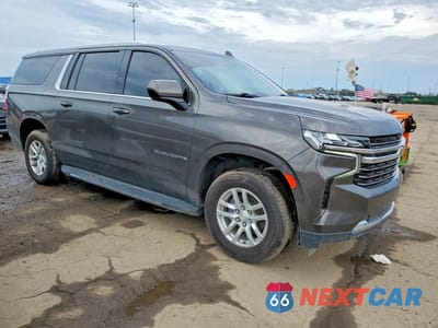 Czwarte zdjęcie samochodu z boku: 2021 CHEVROLET SUBURBAN C1500 LT VIN:1GNSCCKD0MR237047 - miniatura