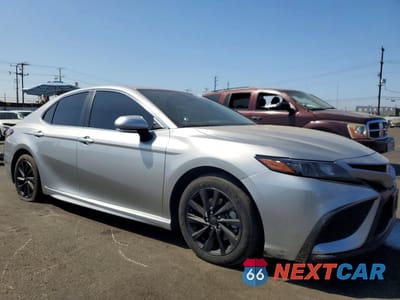 Czwarte zdjęcie samochodu z boku: 2023 TOYOTA CAMRY HYBRID SE VIN:4T1G31AK5PU615928 - miniatura