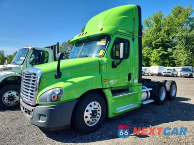 2018 FREIGHTLINER CASCADIA 125 3AKJGEDR1JDKC8706 - główne zdjęcie licytacji z USA - miniatura