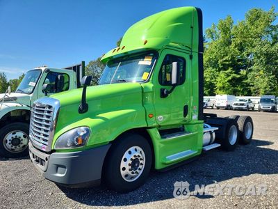 2018 FREIGHTLINER CASCADIA 125 3AKJGEDR1JDKC8706 - główne zdjęcie licytacji z USA - miniatura