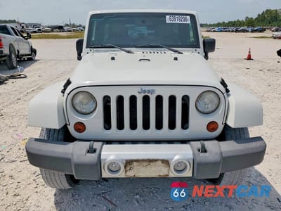 Piąte zdjęcie samochodu w środku: 2010 JEEP WRANGLER UNLIMITED SAHARA VIN:1J4HA5H17AL221373 - miniatura