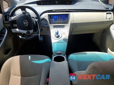 Zdjęcie 8 z 12 samochodu: 2012 TOYOTA PRIUS THREE VIN:JTDKN3DUXC5392355 - miniatura