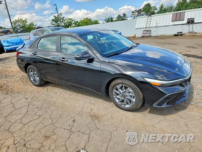 Czwarte zdjęcie samochodu z boku: 2024 HYUNDAI ELANTRA BLUE VIN:KMHLM4DJ6RU113898 - miniatura