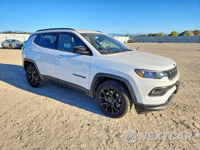 Czwarte zdjęcie samochodu z boku: 2026 JEEP COMPASS LATITUDE VIN:3C4NJDBN2TT160696 - miniatura