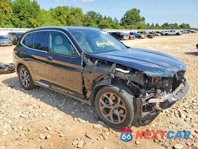 Czwarte zdjęcie samochodu z boku: 2021 BMW X3 XDRIVE30E VIN:5UXTS1C01M9E74776 - miniatura