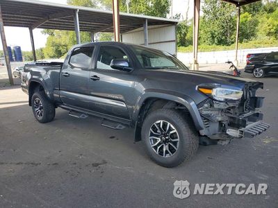 Czwarte zdjęcie samochodu z boku: 2023 TOYOTA TACOMA TRD SPORT VIN:3TMDZ5BN9PM140598 - miniatura
