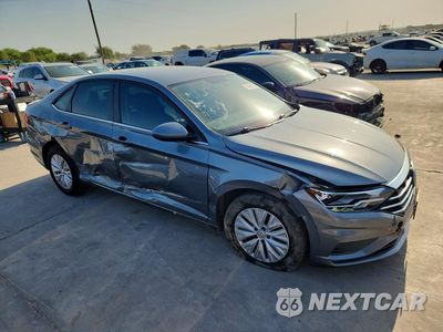 Czwarte zdjęcie samochodu z boku: 2020 VOLKSWAGEN JETTA S VIN:3VWCB7BUXLM034686 - miniatura