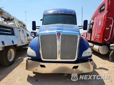 Piąte zdjęcie samochodu w środku: 2018 KENWORTH T680 SEMI TRUCK VIN:1XKYD49X1JJ189823 - miniatura