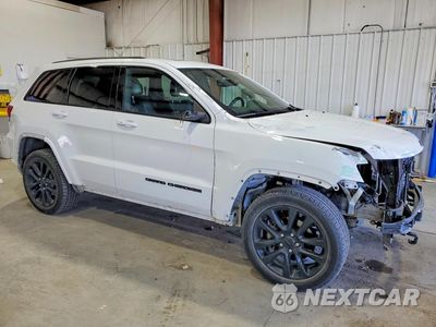 Czwarte zdjęcie samochodu z boku: 2018 JEEP GRAND CHEROKEE LAREDO VIN:1C4RJFAG8JC300081 - miniatura