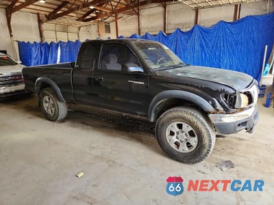 Czwarte zdjęcie samochodu z boku: 2002 TOYOTA TACOMA BASE VIN:5TEWM72N32Z117798 - miniatura