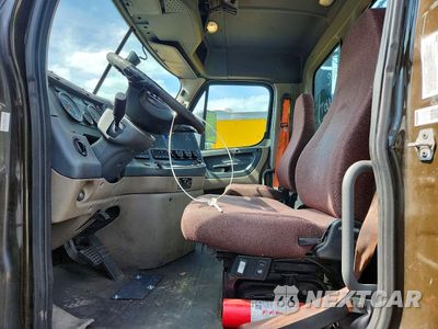 Zdjęcie 7 z 12 samochodu: 2017 FREIGHTLINER CASCADIA 113 SEMI TRUCK VIN:1FUBGBDV0HLHH2540 - miniatura