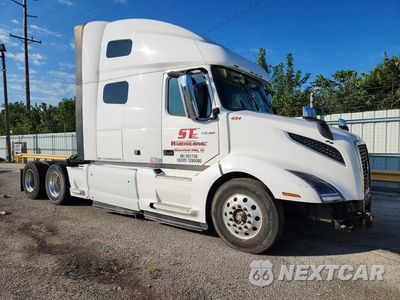 Czwarte zdjęcie samochodu z boku: 2020 VOLVO VNL SEMI TRUCK VIN:4V4NC9EJ8LN197434 - miniatura