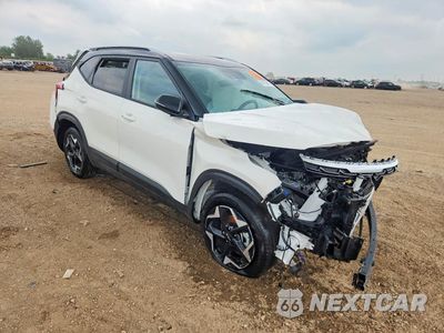 Czwarte zdjęcie samochodu z boku: 2025 KIA SELTOS S VIN:KNDEU2AA0S7796174 - miniatura