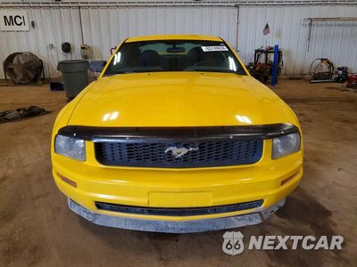Piąte zdjęcie samochodu w środku: 2005 FORD MUSTANG VIN:1ZVFT80N055142626 - miniatura