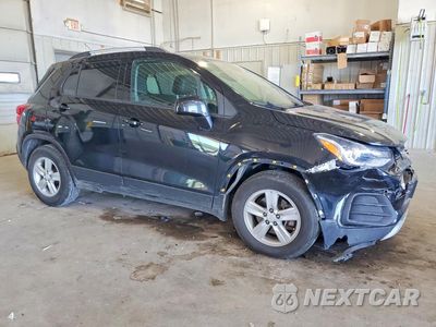 Czwarte zdjęcie samochodu z boku: 2021 CHEVROLET TRAX 1LT VIN:KL7CJLSM4MB373111 - miniatura