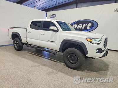 Czwarte zdjęcie samochodu z boku: 2023 TOYOTA TACOMA TRD OFF-ROAD VIN:3TMDZ5BN4PM154067 - miniatura