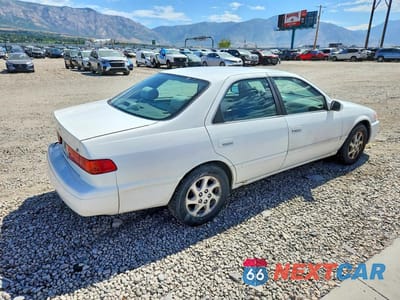 Trzecie zdjęcie samochodu z tyłu: 2000 TOYOTA CAMRY LE VIN:4T1BG22K4YU994795 - miniatura