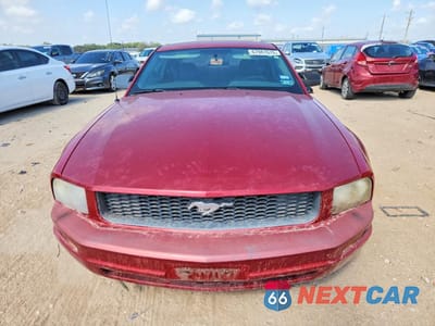 Piąte zdjęcie samochodu w środku: 2008 FORD MUSTANG VIN:1ZVHT80N085111843 - miniatura