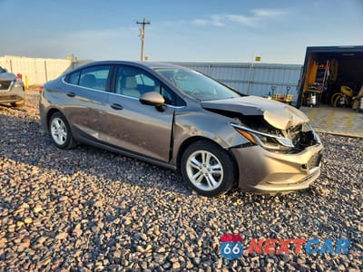 Czwarte zdjęcie samochodu z boku: 2017 CHEVROLET CRUZE LT VIN:1G1BE5SM5H7141083 - miniatura