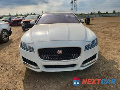 Piąte zdjęcie samochodu w środku: 2018 JAGUAR XF VIN:SAJBR4FX1JCY69492 - miniatura