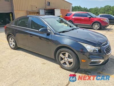 Czwarte zdjęcie samochodu z boku: 2015 CHEVROLET CRUZE LT VIN:1G1PC5SB4F7177404 - miniatura