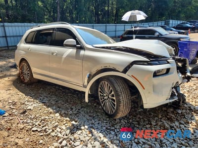 Czwarte zdjęcie samochodu z boku: 2024 BMW X7 XDRIVE40I VIN:5UX23EM03R9U70876 - miniatura