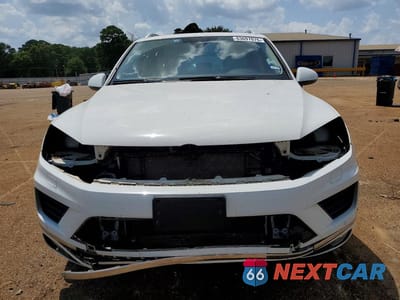 Piąte zdjęcie samochodu w środku: 2017 VOLKSWAGEN TOUAREG EXECUTIVE VIN:WVGGF7BP6HD005915 - miniatura