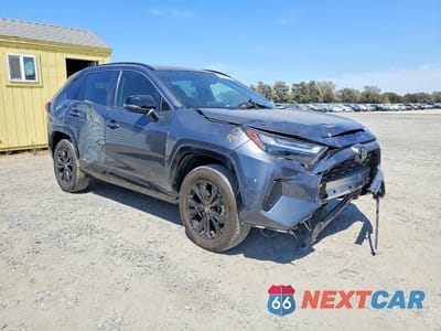 Czwarte zdjęcie samochodu z boku: 2025 TOYOTA RAV4 SE VIN:JTM16RFV5SJ077177 - miniatura